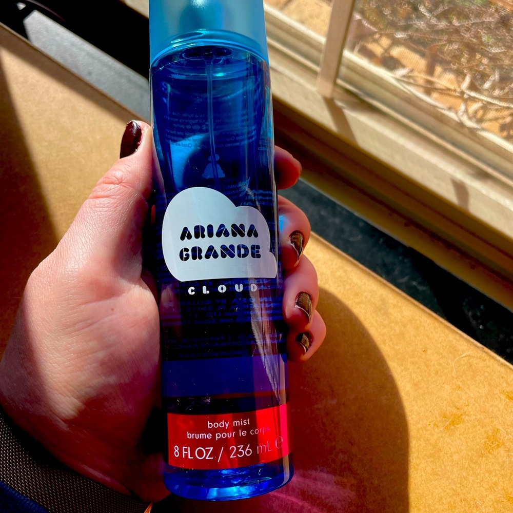Ariana Grande “Cloud” fragrance spray